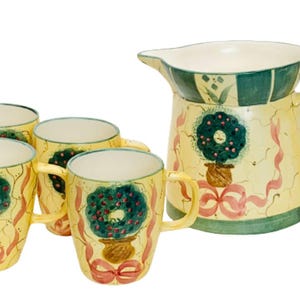 Laurie Gates CHRISTMAS Wreath Topiary Pitcher & 4 Mugs Hand Painted Holiday Pottery Vintage 90s Y2K Christmas Drink Serving Set Gift