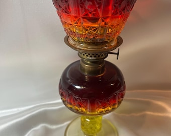 Lámpara de aceite vintage Amberina Daisy and Cube con pantalla; Amberina; lámpara de aceite, margarita y cubo, margarita y botón