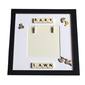 Baby Nachname und Fälligkeitsdatum Scrabble Personalisierter Scan-Fotorahmen. Perfekt, um das wertvolle Scanbild auszustellen.