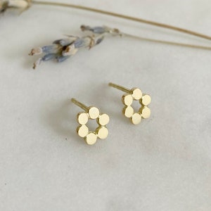 Flower stud earrings in 18k gold – delicate blossoms – handmade earrings – a touch of nature