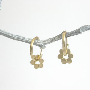 Ohrringe aus 750er Gold, in Form von Blumen, die frei an kleinen Creolen schwingen.