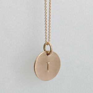 Medalla con Inicial – Oro Rosa de 14k, Oro Rojo – Colgante Personalizable – Regalo Atemporal – Estampado a Mano
