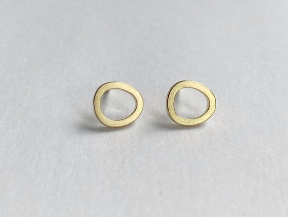 Feine Ringe-Ohrstecker aus 585er & 750er Gold – Handgemachte Unregelmäßige Ohrringe – Minimalistische Gold Creolen – Zeitlose Eleganz