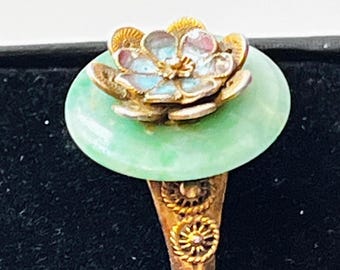 Könnte beinhalten: Ein Ring aus Jadegrün mit einem silbernen Blumendesign und goldenen Akzenten. Die Blume hat eine blaue und rosa Emaille-Oberfläche.