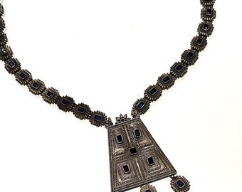 Vintage Ägyptisches Revival Blaues Glas Geprägtes Kompliziertes Design Lange Anhänger Halskette ~