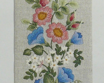 CW 405 Wild Roses Crewel Embroidery Stickpackung Kit - Cream Twill