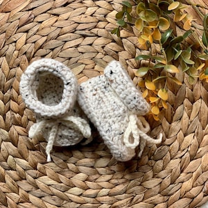 Crochet baby booties / baby booties / handmade booties / baby shower gift / winter baby wear