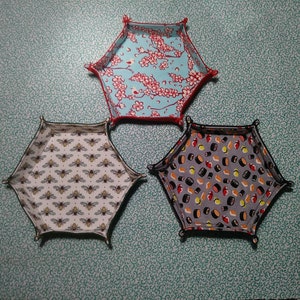 Valet / Dice Hexagon Dienblad; Set van 2, stof, bijen sushi kersenbloesem voedsel insect vogels reizen tray opslag; geeky geschenk; GRATIS VERZENDING