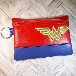 Bolso de vinilo bordado de superhéroe Wonder // Cartera // Monedero // Estuche para lápices // Mujer Comic