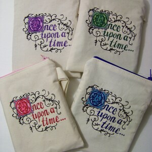 MUCHOS TAMAÑOS DISPONIBLES - Érase una vez... Monedero bordado monedero // rosa verde azul púrpura // funda del teléfono bolsa de muñeca bolso de dados