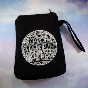 PLUSIEURS TAILLES DISPONIBLES - That’s No Moon Brodered Dice Bag Pochette // Zipper Coin Purse Wallet Wristlet // Star Destroyer // Glow in the Dark