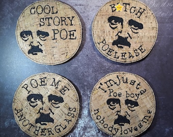 Puede incluir: Cuatro posavasos de corcho con diseños bordados en negro que representan un retrato de Edgar Allan Poe. Los posavasos presentan el texto "Cool Story Poe", "Poe Me Another Glass", "Bitch Please" y "I'm Just A Poe Boy Nobody Loves Me".