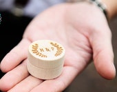 Scatola personalizzata per anello di nozze, incisa su misura perfetta per una proposta e un regalo di fidanzamento, o scatola portante del giorno, mantenendo gli anelli al sicuro