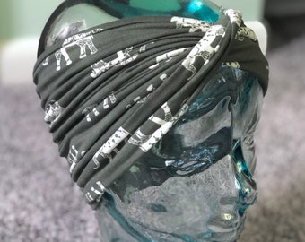 Diadema, turbante y cuello con estampado de elefante verde oliva