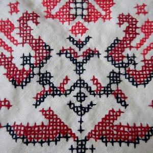 Vintage Cross Stitch Linen Tablecloth red floral, 33.5 square retro table cover, farmhouse kitchen,handmade, needlework, flowers,dining Bild 3