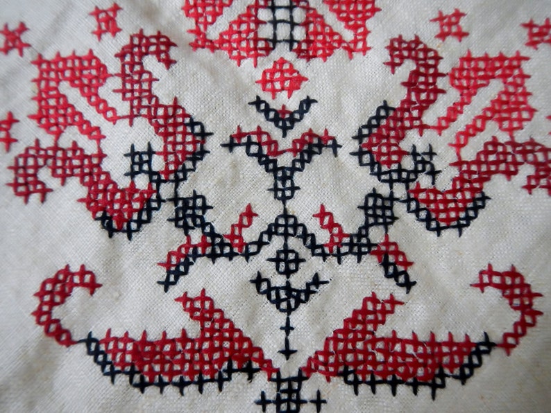 Vintage Cross Stitch Linen Tablecloth red floral, 33.5 square retro table cover, farmhouse kitchen,handmade, needlework, flowers,dining Bild 3