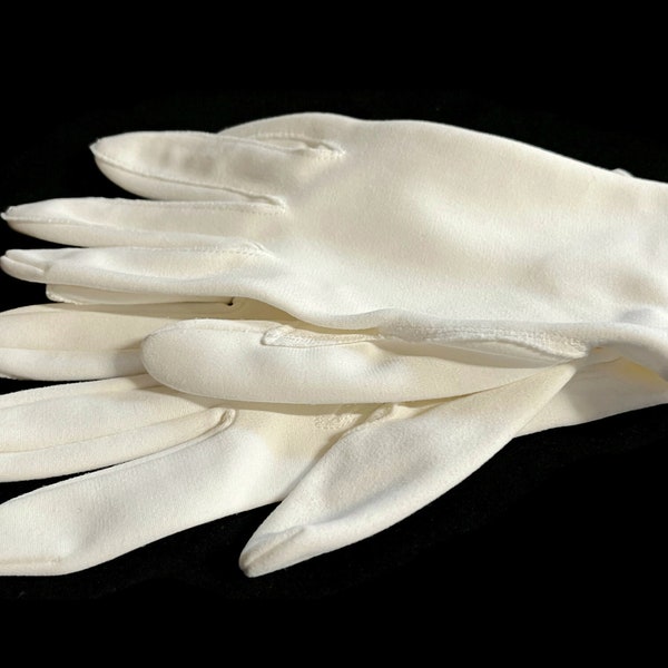Vintage Women's Ladies Dress Gloves - white, size 6, short, pearl closure at wrist - dressy gloves, prom, formal, bridal, wedding, dainty