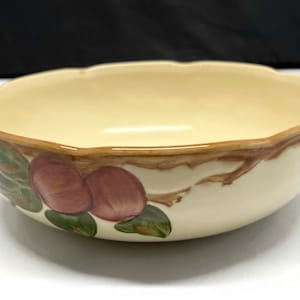 Vintage Franciscanware Apple 8.5&quot; Serving Bowl - 1940s, apples, beige, red, ceramic - kitchen decor, veggie dish, dinnerware, made in USA