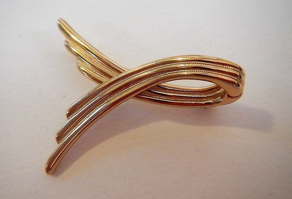 Vintage Monet Pin or Brooch - goldtone, ribbon - … - image 4