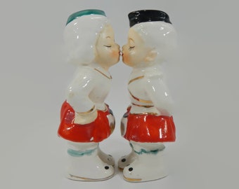 Vintage Ucagco Scottish Kissing Couple Salt, Pepper Shakers- red kilts, boy,girl, Japan 1950s, cork stopper-collectible,kitchen decor,kitsch