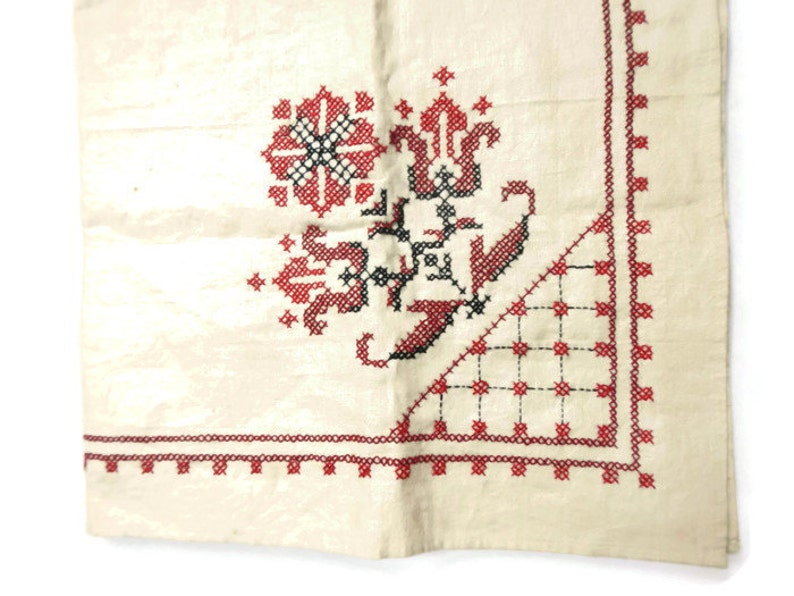 Vintage Cross Stitch Linen Tablecloth red floral, 33.5 square retro table cover, farmhouse kitchen,handmade, needlework, flowers,dining Bild 1