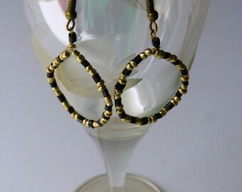 Boucles d'oreilles pendantes or et noir en forme de larme / Boucles d'oreilles pendantes faites main or et noir / Boucles d'oreilles pendantes en forme de larme / Boucles d'oreilles pendantes
