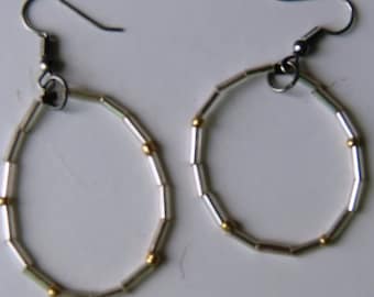 Boucles d'oreilles à pois argentés et dorés / Boucles d'oreilles pendantes artisanales en argent et or / Boucles d'oreilles perlées