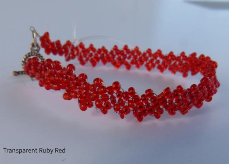 Pulsera de tira sencilla de color rojo rubí transparente/ Pulsera de cuentas de color rojo rubí/ Pulsera roja hecha a mano/ Pulsera de cuentas de semillas de color rojo rubí imagen 1