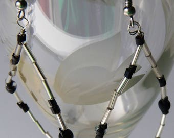 Boucles d'oreilles pendantes argentées et noires / Boucles d'oreilles pendantes argentées et noires faites à la main / Boucles d'oreilles pendantes faites à la main