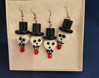 Boucles d'oreilles tête de mort avec chapeau haut-de-forme, boucles d'oreilles pendantes en perles de verre