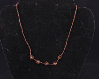Collier marron fait main en perles de rocaille brunes avec perles biconiques