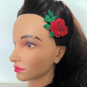 Glam rosa roja pinup burlesque clip para el cabello