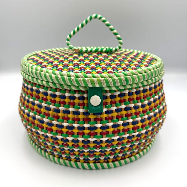Cesta de costura redonda vintage - Plástico/vinilo tejido de colores, tapa incorporada, interior de tela, muy buen estado.