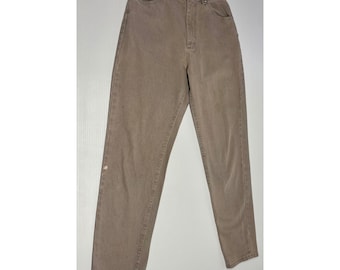Jeans estilo mom de tiro alto con remaches vintage Lee, color arena/beige/piedra, talla 26, estilo desgastado.