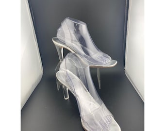 Sandalias Stuart Weitzman de PVC transparente con tira trasera, tacón de lucita, estilo años 20, talla 8.5.