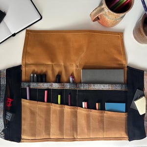 Puede incluir: Un juego de tres cuencos de cerámica anidados en tamaños graduados. Los cuencos son blancos con un acabado moteado y texturizado y presentan un borde ligeramente ensanchado. Ideal para la preparación o el servicio de alimentos.