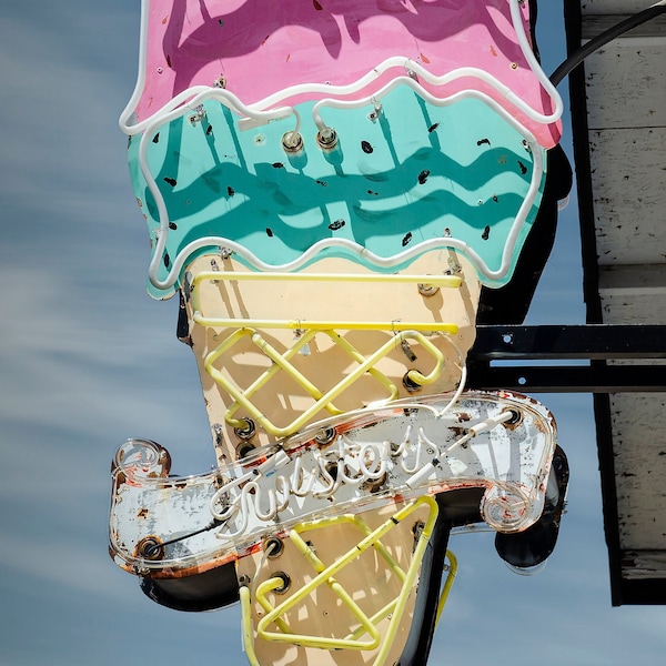 Twisters Ice Cream Retro Roadside Diner Restaurant Vintage Neon Advertising Sign