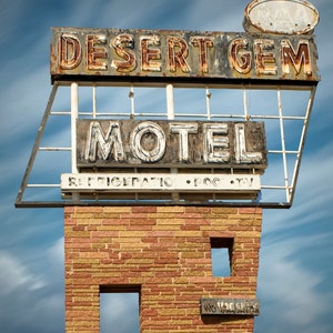 Desert Gem Motel Neon Sign: Retro Roadside Americana Decor