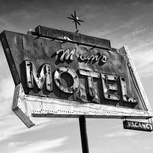 Moms Motel | Retro Roadside Motel | Vintage Neon Sign | Restaurant Décor | Hotel Décor