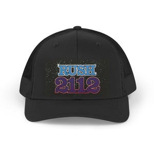 Peut inclure: Casquette de camionneur noire avec le texte "RUSH 2112" en bleu et violet. La casquette a un dos en filet et une visière incurvée. Le texte a un design rétro sur le thème de l'espace.