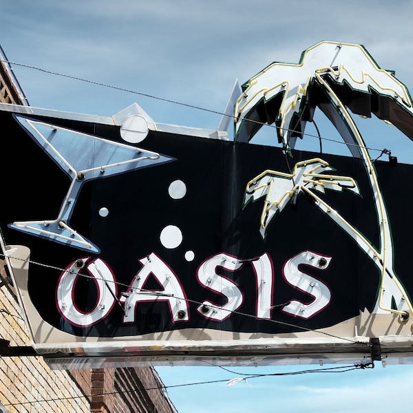 Oasis Bar | Retro Roadside Bar cocktails | Vintage Neon Sign | Restaurant Décor | Hotel Décor