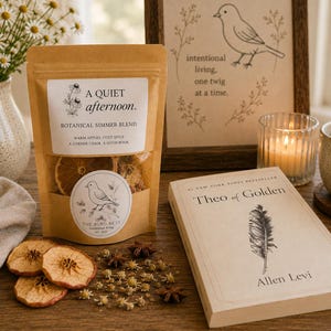Könnte beinhalten: Ein Kraftpapierbeutel mit der Aufschrift A Quiet afternoon. Botanical Simmer Blend, der getrocknete Orangenscheiben und Gewürze enthält, begleitet von einem Buch namens Theo of Golden von Allen Levi, einem gerahmten Bild, einer Kerze und einer Tasse.