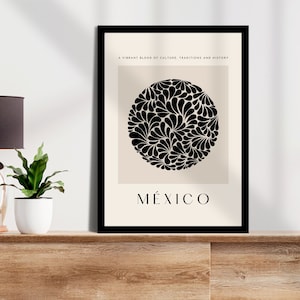 Puede incluir: Un p&oacute;ster en blanco y negro con un dise&ntilde;o circular de flores negras estilizadas sobre un fondo beige. El texto "A vibrant blend of culture, traditions and history" est&aacute; en la parte superior del p&oacute;ster. La palabra "M&Eacute;XICO" est&aacute; en la parte inferior del p&oacute;ster.
