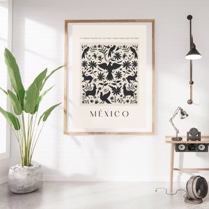 Puede incluir: Un póster en blanco y negro con una mezcla vibrante de cultura, tradiciones e historia. El póster presenta un diseño estilizado de pájaros, flores y animales. La palabra "MÉXICO" está impresa en negro en la parte inferior del póster.