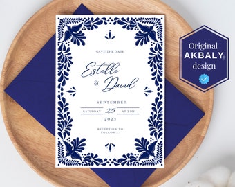 Peut inclure: Invitation de mariage "Save the date" avec un motif floral bleu et blanc. L'invitation indique les noms Estelle et David, la date du 25 septembre 2023 et l'heure 14h00.