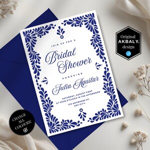 Puede incluir: Una tarjeta de invitación blanca con un borde floral azul y texto para una despedida de soltera, colocada sobre un sobre azul. La invitación incluye el texto "Bridal Shower" y el nombre "Julia Aguilar". El diseño incluye el texto "Change All Colours!"