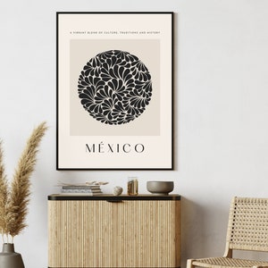 Puede incluir: Un p&oacute;ster en blanco y negro con un dise&ntilde;o circular y la palabra "M&Eacute;XICO" impresa debajo. El p&oacute;ster est&aacute; enmarcado en negro y colgado en una pared blanca.