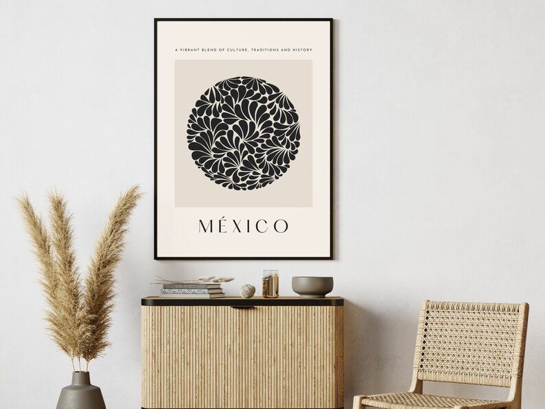 Puede incluir: Un p&oacute;ster en blanco y negro con un dise&ntilde;o circular y la palabra "M&Eacute;XICO" impresa debajo. El p&oacute;ster est&aacute; enmarcado en negro y colgado en una pared blanca.