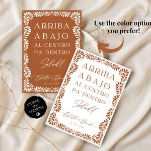 Puede incluir: Dos carteles de boda imprimibles con un dise&ntilde;o floral marr&oacute;n y blanco. El texto en los carteles dice "Arriba Abajo Al Centro Pa' Dentro Salud!" e incluye los nombres "Estolle & David" y la fecha "25/06/2028".