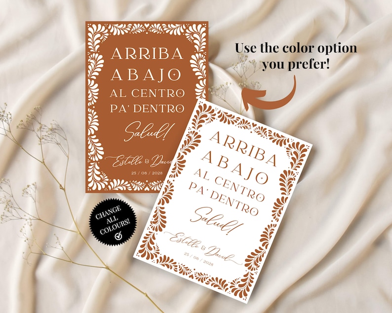 Puede incluir: Dos carteles de boda imprimibles con un dise&ntilde;o floral marr&oacute;n y blanco. El texto en los carteles dice "Arriba Abajo Al Centro Pa' Dentro Salud!" e incluye los nombres "Estolle & David" y la fecha "25/06/2028".